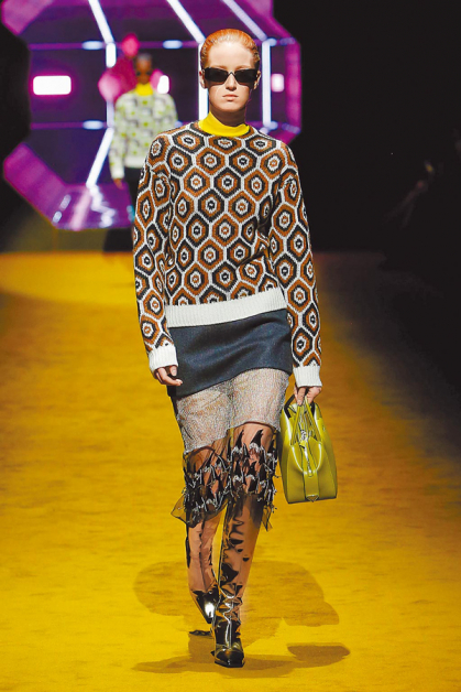 时尚后疫时代来临，Prada经典几何图形毛衣，在冲突混搭之后有了新风貌。