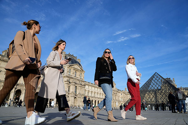 游客周一参观法国罗浮宫时，没有戴口罩。（美联社）