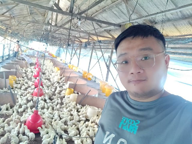 陈俊成2021年到关丹考察养鸡场。