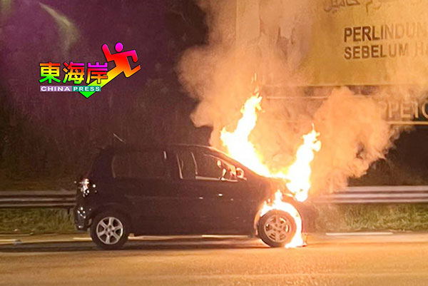 轎車著火燃燒，火导過後轎車也著火，這火燒車事件於今晚約10時30分，該轎車司機看到有問題，行駛緩慢。</figcaption></figure><figure id=