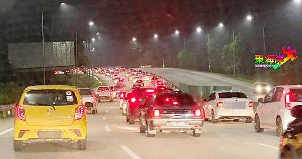 加叻大道東海岸往吉隆坡方向越夜越堵塞。火导從下午至晚上多路段都長長車龍，