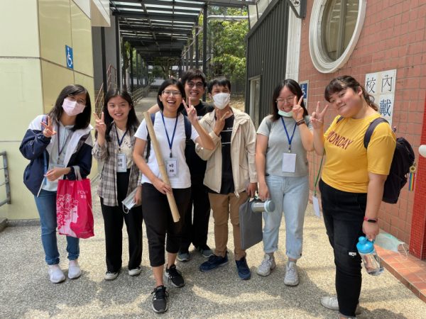 与同侪微实习时的合影。