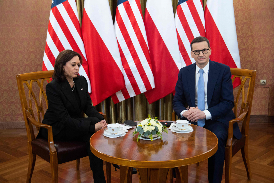 美国副总统贺锦丽（左）与波兰总理莫拉维茨基（Morawiecki）会晤。（法新社）