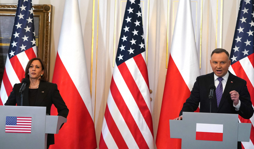 美国副总统贺锦丽（左）10日在华沙与波兰总统杜达召开联合记者会。（法新社）