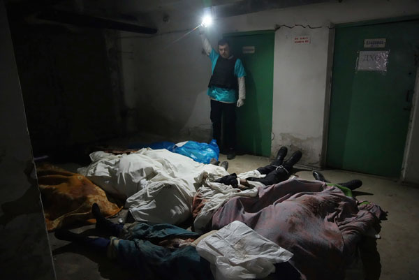 　马里乌波尔某家医院已没有位置放置尸体，尸体只得放在地下室。（美联社）