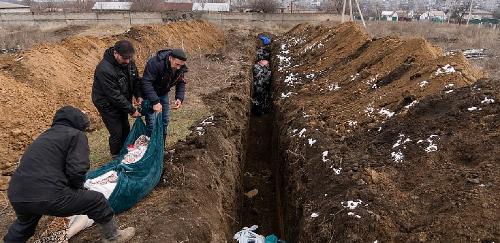 马里乌波尔死者的遗体被丢入乱葬岗。