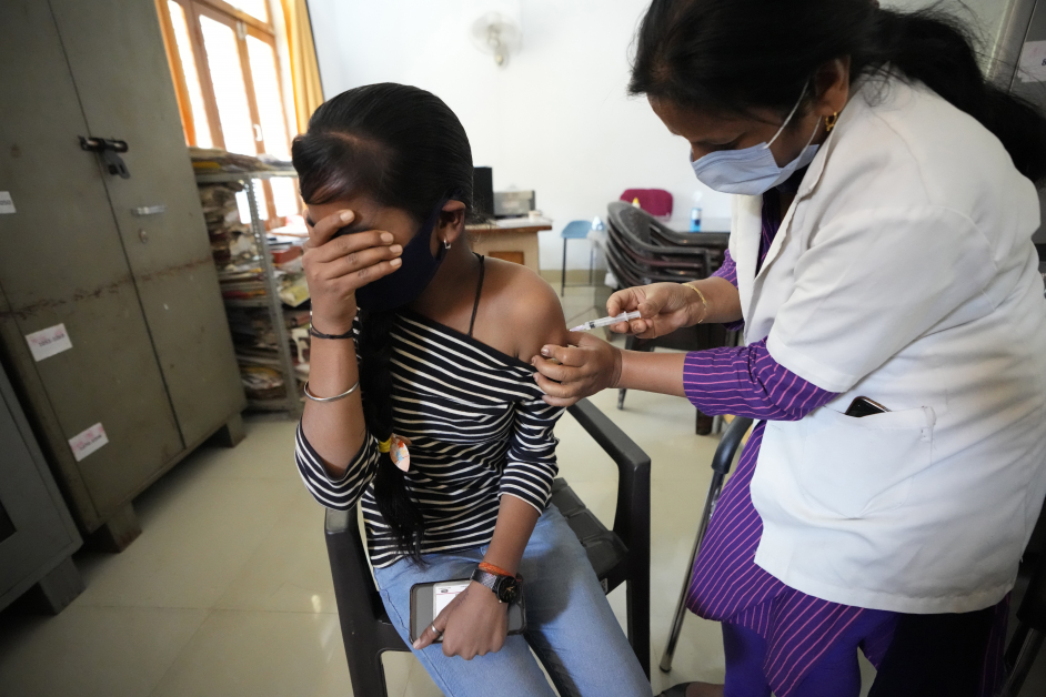 印度12至14岁学生周二接种疫苗。