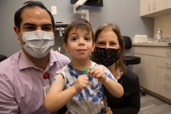  　去年11月，纽约一对家长带着他们3岁的儿子参加莫德纳疫苗临床试验。（美联社）