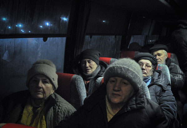 15日从马里乌波尔过境到俄罗斯罗斯托夫区的难民。（欧新社）