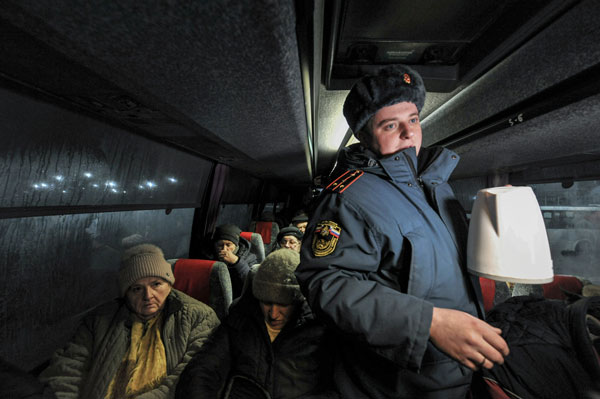 俄罗斯救援人员在罗斯托夫地区过境点向马里乌波尔难民分发热饮。（欧新社）