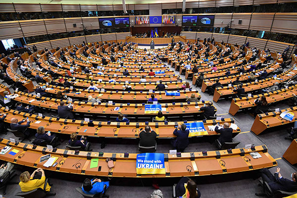 周一在欧洲议会现场，欧洲委员会主席冯德莱恩发表讲话。（法新社）