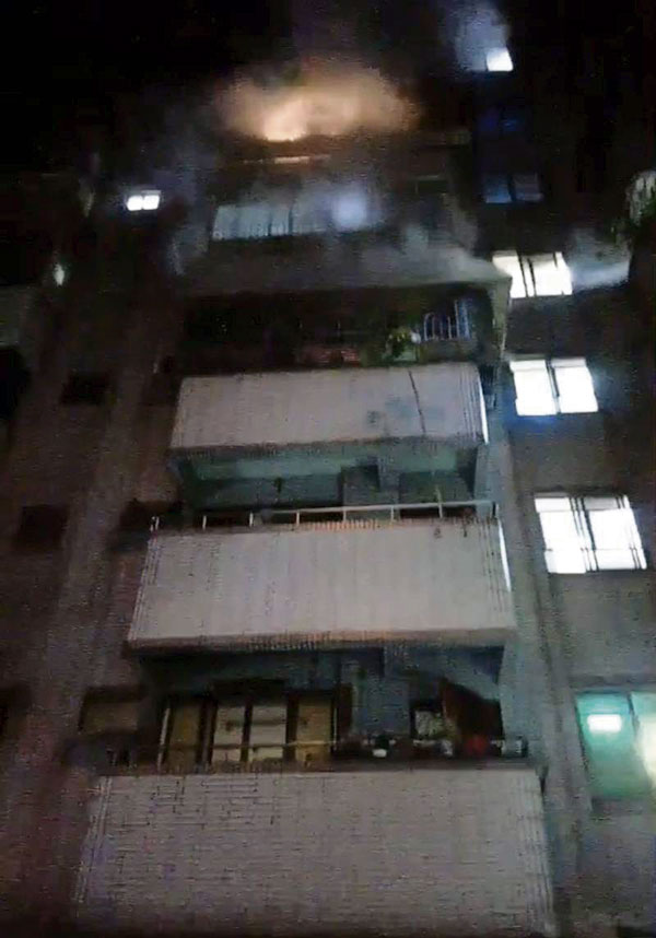 高雄市大楼发生火警，竟是住户因男女感情问题烧衣服酿祸。