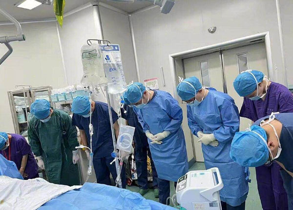 脑死女孩金彤捐器官救4人，在手术开始前，医生向她的遗体致敬。