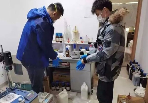 山东济南破获一起家庭制毒作坊，警方起破获冰毒半成品2公斤。