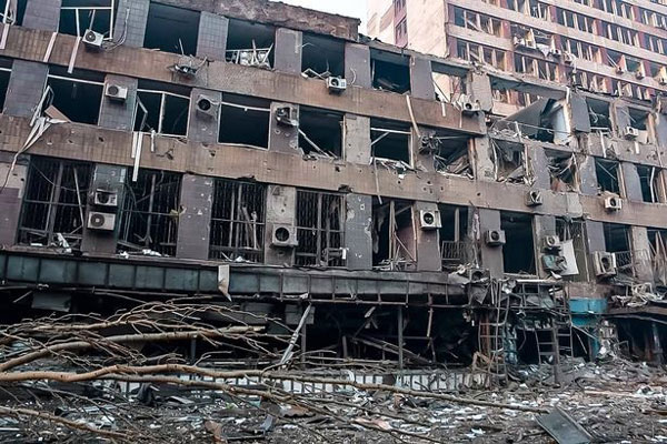 马里乌波尔一栋被炸毁的建筑。