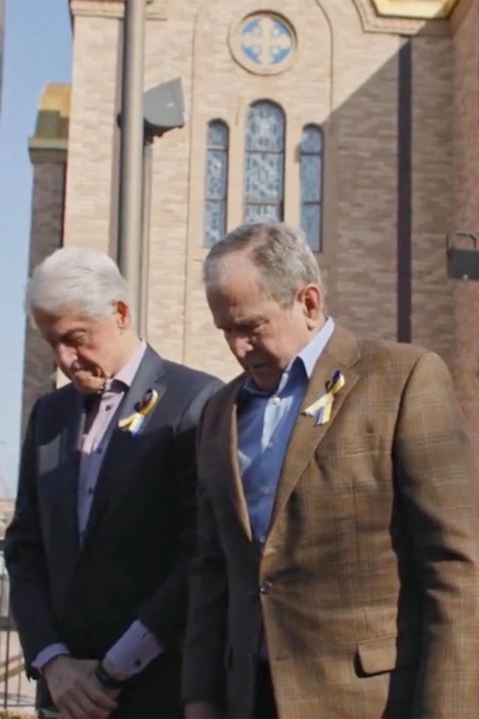 美国2前总统克林顿（左）与小布什为战事罹难者默哀。