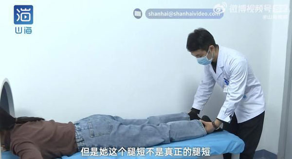 小嘉在接受物理治疗。