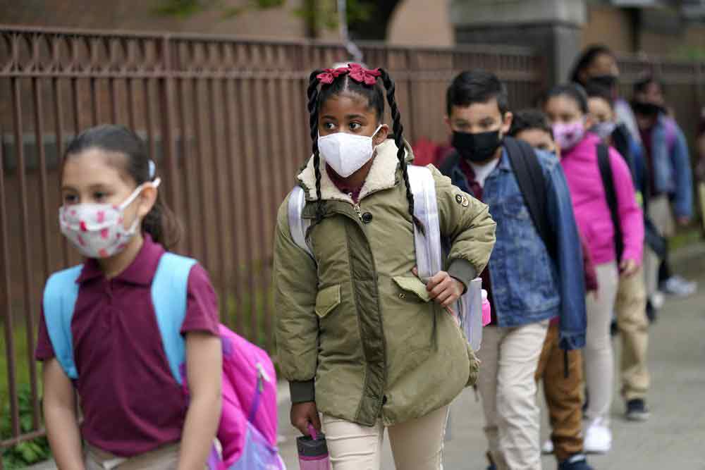 新泽西州小学生戴口罩上学。