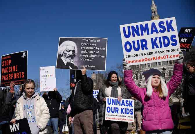 康涅狄格州哈特福的家长2月份在州议会前举牌要求废除口罩及疫苗强制令。
