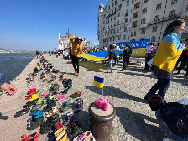 匈牙利民众在多瑙河畔，摆放出300双鞋子悼念剧院罹难者。