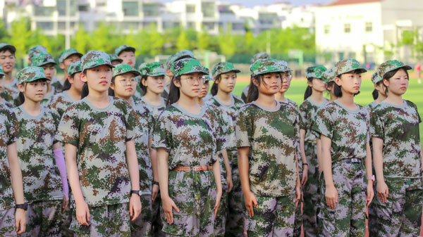 中国学校会在正式开学前，对学生进行军训。