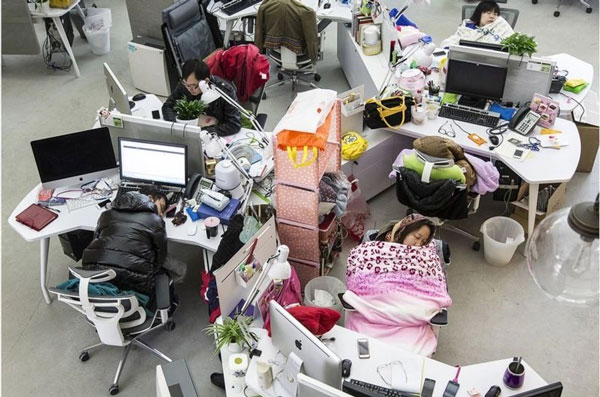 中国的“996”现象，许多人干脆在办公室留宿。