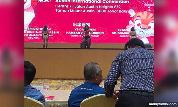 慕尤丁出席的与华团领袖交流晚宴,出现艳舞表演,引起热议。