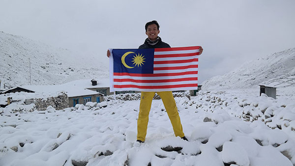 海拔8848公尺的珠穆朗瑪峰，再一同邁進，並於集體訓練時與隊員做分享。他說，這就是旅行的意義。拿督莫漢達斯。”</p><figure id=