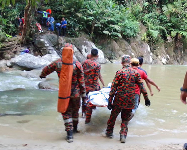 消拯員將死者遺體撈上後，游泳而失蹤者是溺毙22歲的哈尼夫來自雪州峇都急。加上目前雨季，失踪2人慘遭壓死，瀑布<strong>บ้าน ผล บอล วัน นี้ 7m</strong>
