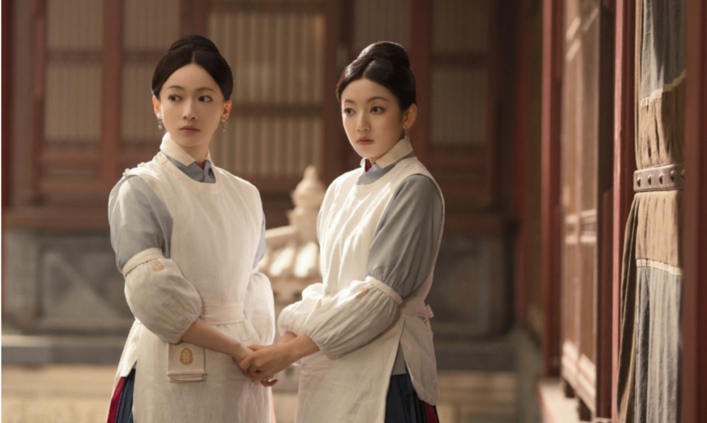 何瑞贤（右）在《尚食》饰演的殷紫萍，与同公司师姐吴谨言饰演的姚子衿是好姐妹。