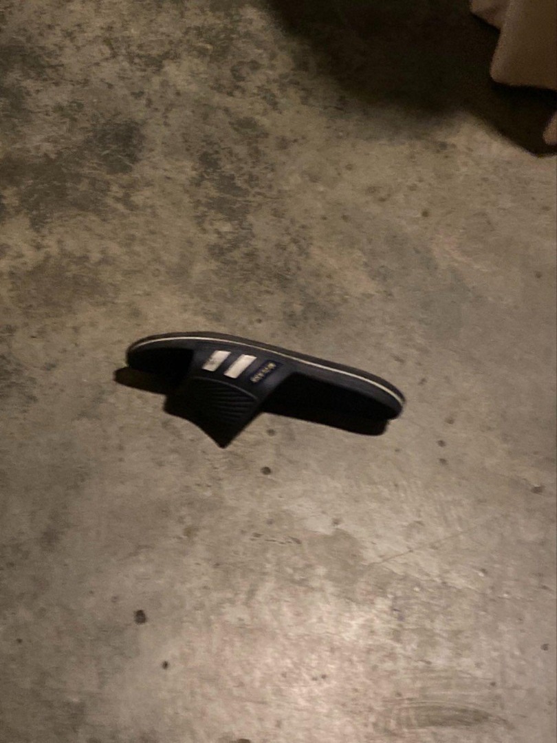 疑是嫌犯的拖鞋被发现掉落在现场附近。