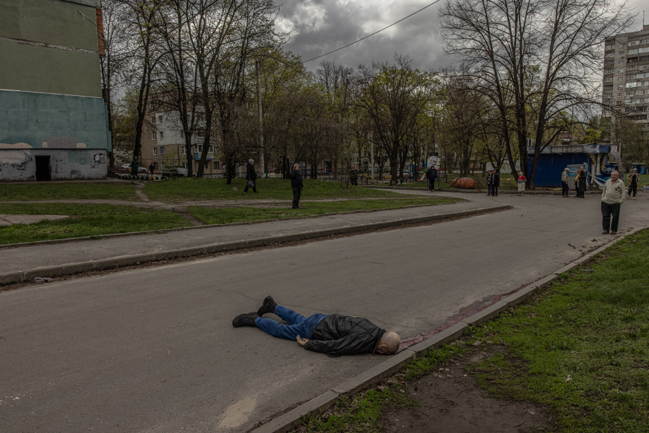 哈尔科夫街头19日出现的一具遗体。（欧新社）