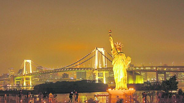 自由女神身后可见台场有名的彩虹大桥，以及更远处的东京铁塔。