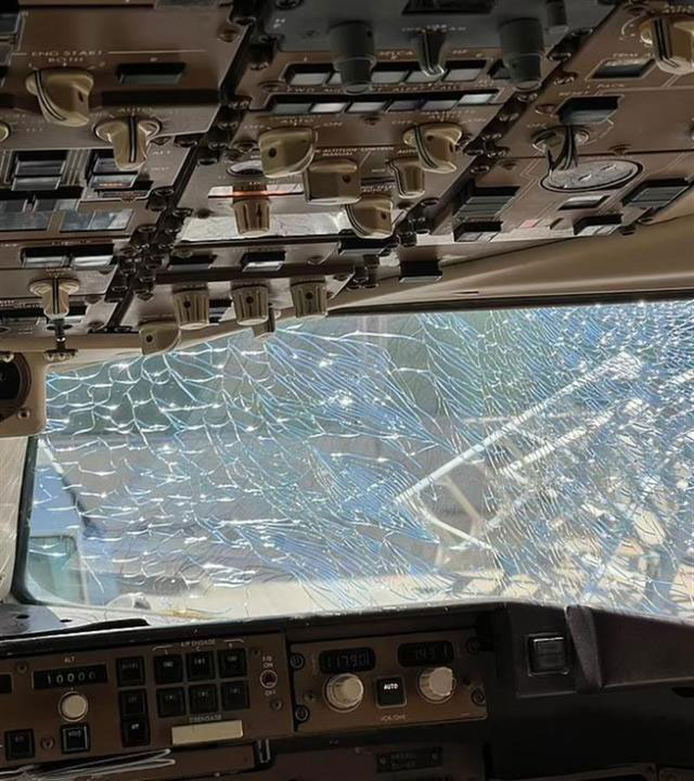 波音757-232型号飞机的档风玻璃破裂。