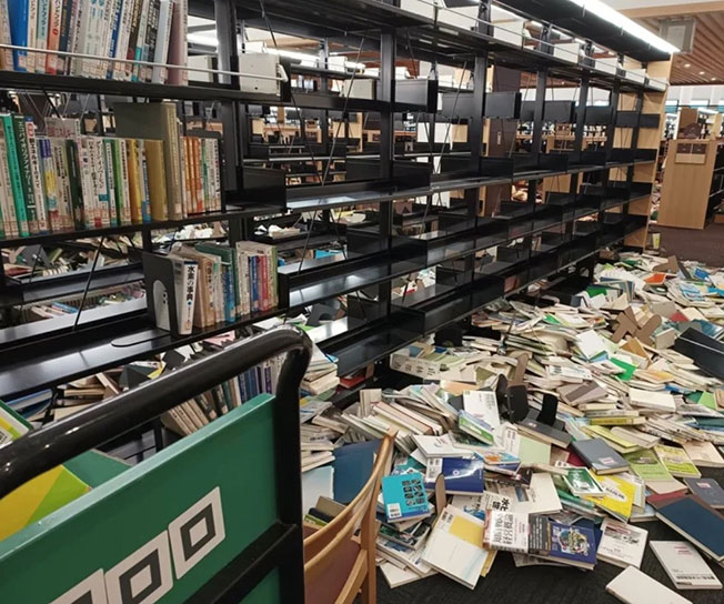 东北大学图书馆每逢地震就有大量书籍从书架上掉落。