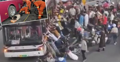 外卖员摔倒手被压轮下 近百路人抬巴士救人