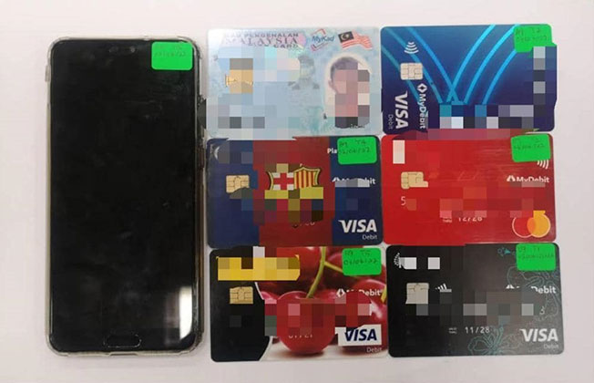 警方成功起获19张提款卡及6部各品牌手机，所有被捕者都涉嫌出售提款卡。
