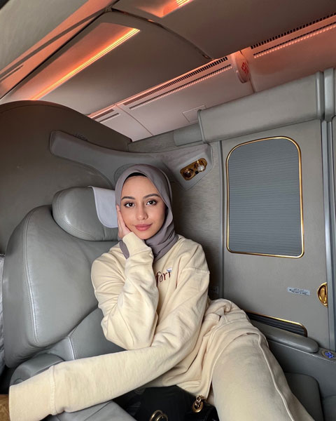 塔丝妮乘搭阿联酋航空头等舱飞往迪拜，结果遭来网民批评。