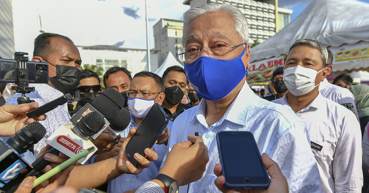 依斯迈沙比里巡视布城第3区斋戒月市集后,接受媒体采访。(马新社)