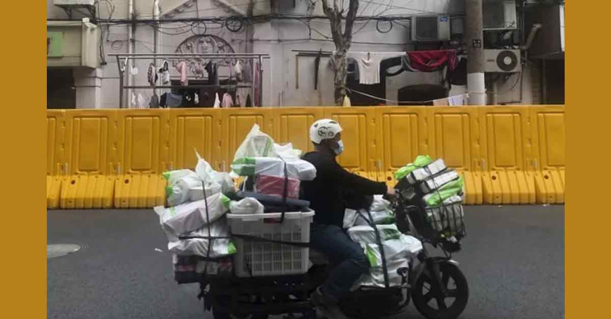 上海全面封城逾一周，民众无法买到民生物资抱怨多，一些平时不开伙的年轻人更面临断粮危机，官方急为快递小哥解封，增加配送人手。（美联社）