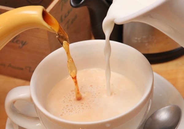 早晨来一杯暖呼呼的鲜奶茶，开启美好的一天吧！