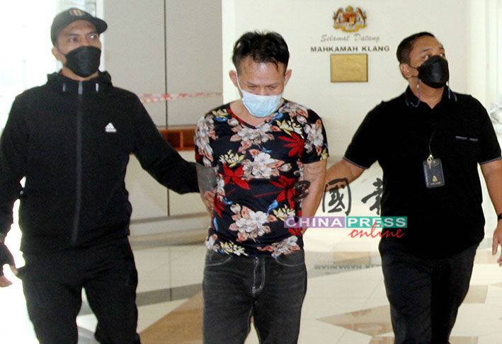 蔡国明被控教唆和持武器伤人，惟不认罪。