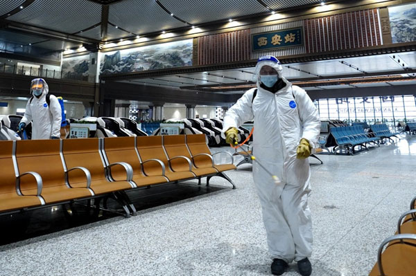 陕西防疫人员今年1月在西安火车站候车大厅内执行消毒作业。