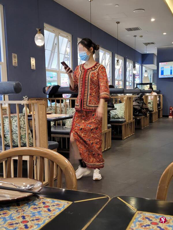 餐厅侍应生穿着类似新航空姐的卡峇雅制服，不过脚下却搭配球鞋。（受访者提供）
