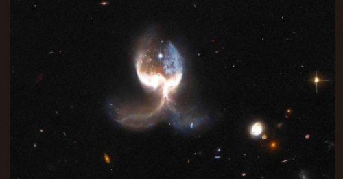 哈伯捕捉到3.3亿光年外 2星系奇妙合体