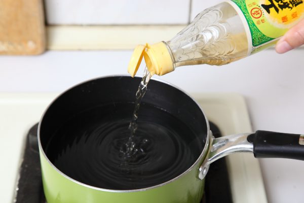 醋加到热水中搅拌。