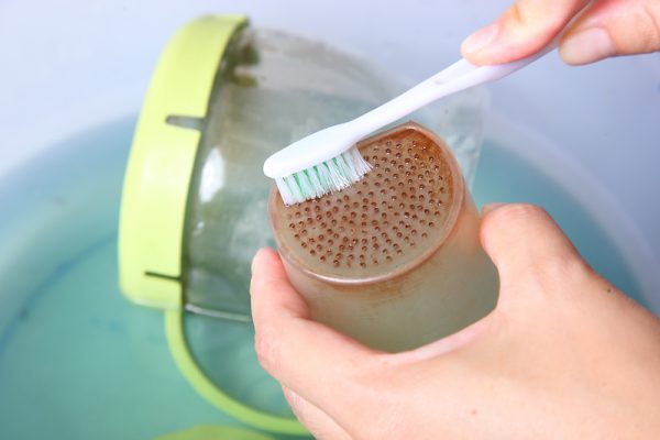 再将茶具浸泡醋水5分钟，确认热水将茶具覆盖住，再以牙刷刷拭。
