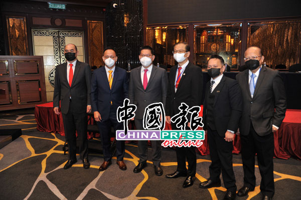 林万锋（左3）出席马来西亚金钻珠宝商公会联合总会常年代表大会2022/2023年理事会选举；左起为吴逸平、彭岸圃、萧德坤、谢扶佑及萧德明。