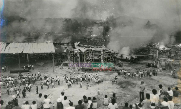 烟花厂工人和附近居民在首次爆炸发生时还拉大队到烟花厂周围围观。