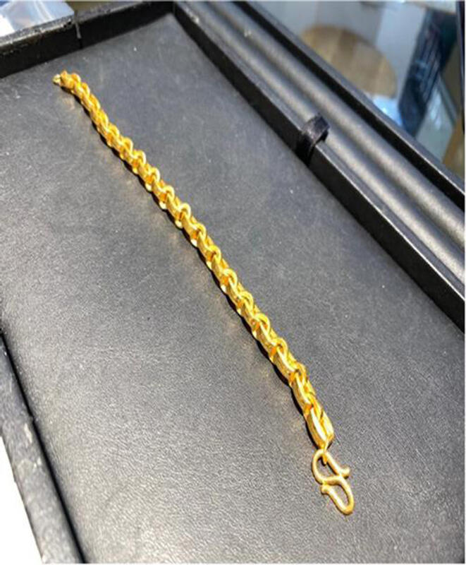 去年8月5日下午3时许，友诺士弯的一间当店遭人偷走一条价值3140新元的金手链。（档案照） 